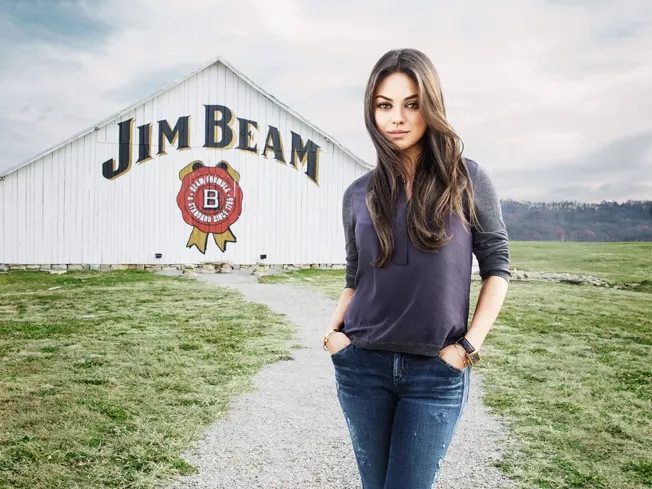 Mila Kunis bewhiskeyzett