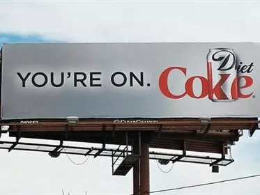 Kiverte a biztosítékot a Coke „drogos” plakátja