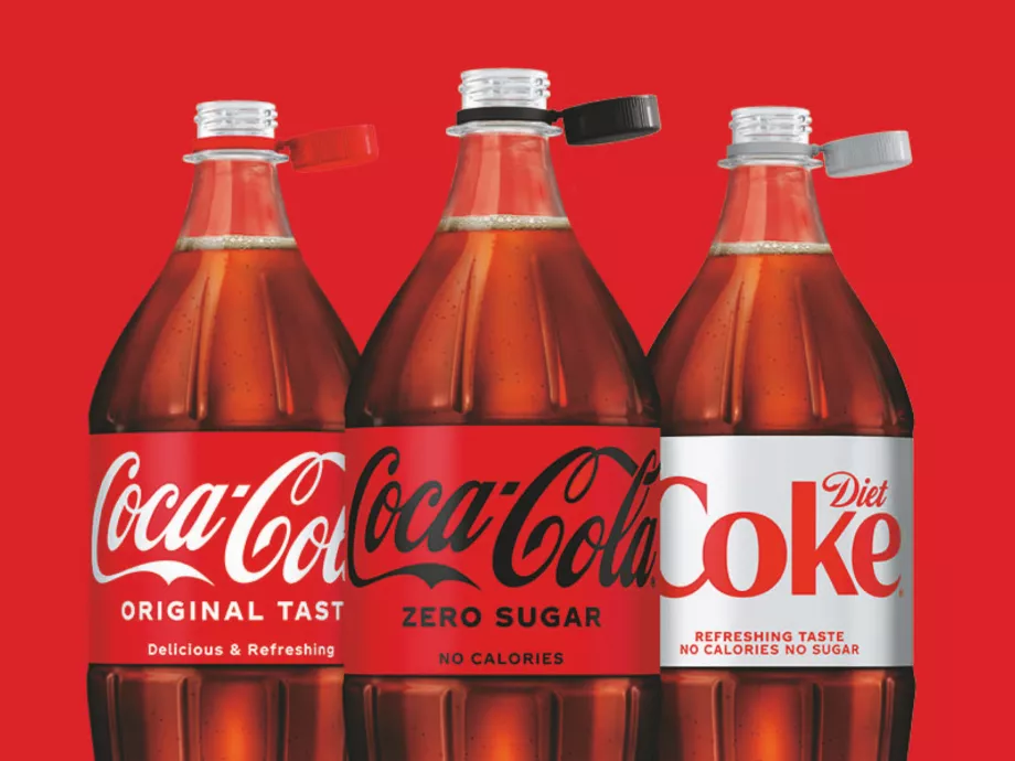A palackról leválaszthatatlan kupakokkal kísérletezik a Coca-Cola