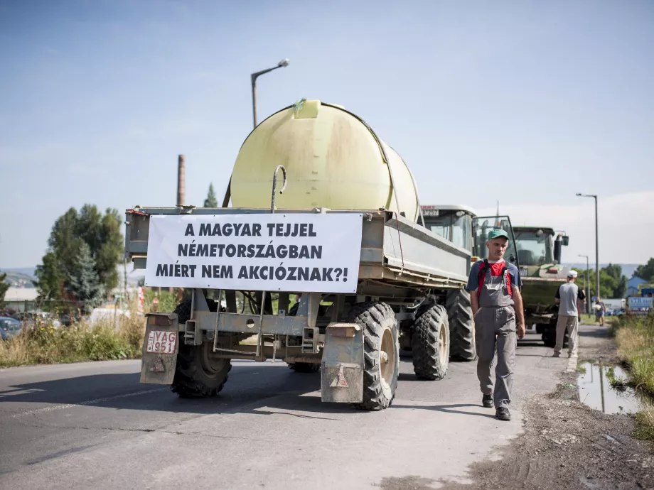 Demonstráltak a tejtermelők