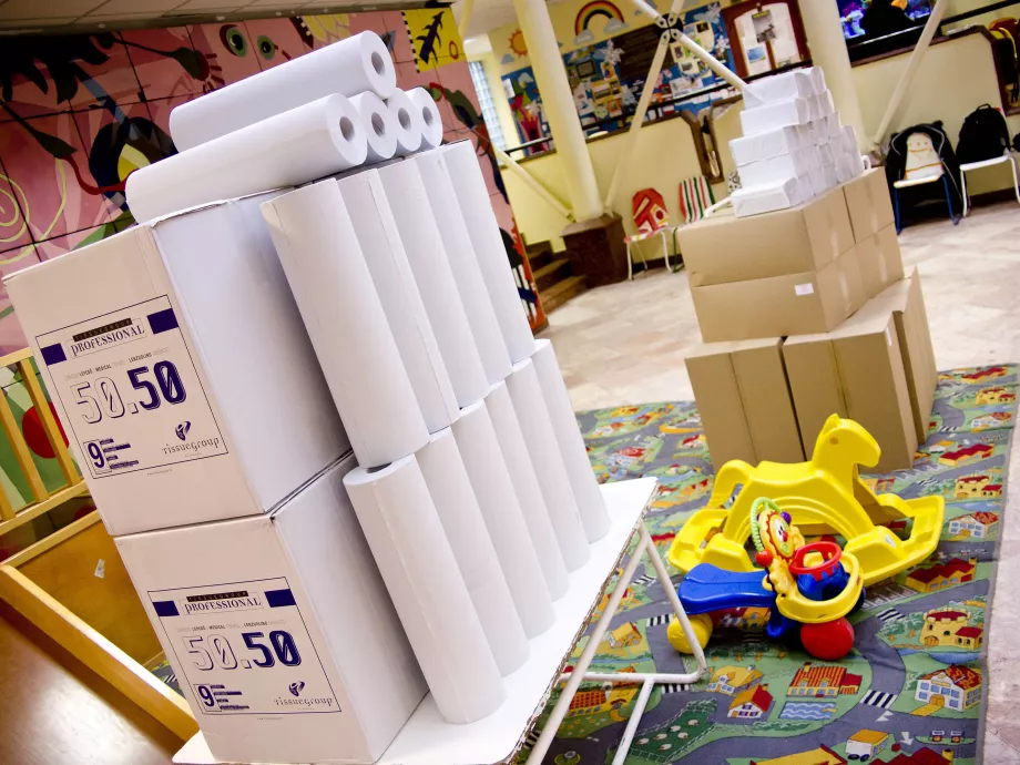 Gyermeknapra újrapapír termékeket adományozott a Tetra Pak