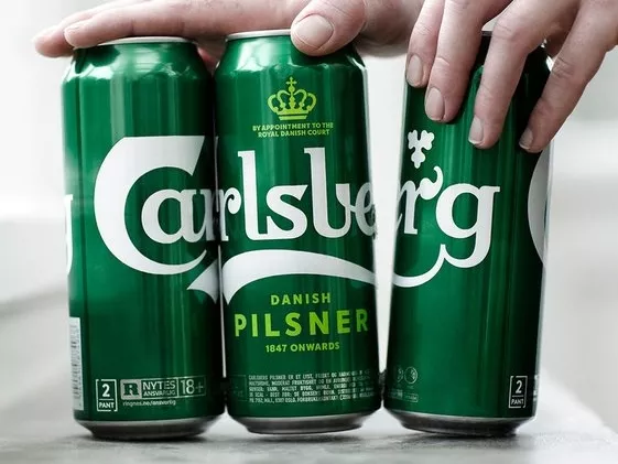 Szakít a műanyag csomagolással a Carlsberg
