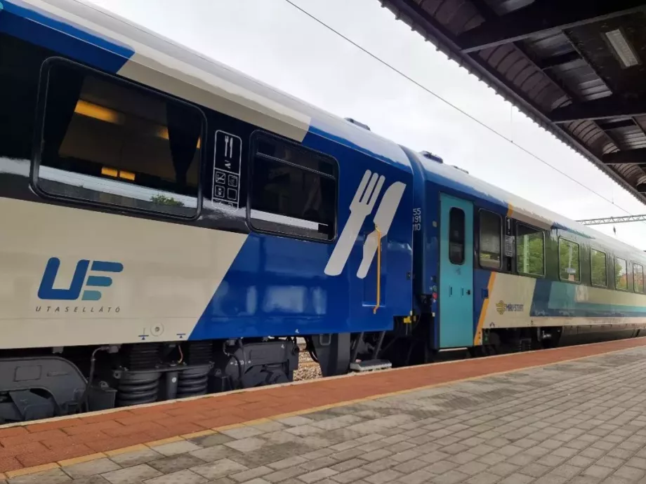 Feléledtek az utasellátós klasszikusok a Batthyány téren