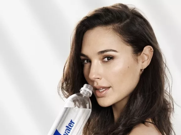 Világsztárral erősít a smartwater