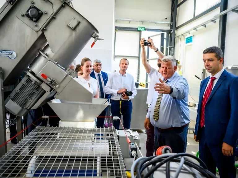 Gyümölcsfeldolgozót adtak át Hatvanban