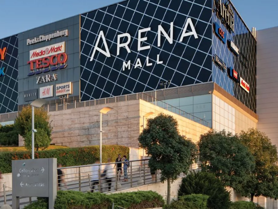 Rekordméretű Zara és Stradivarius üzletek nyíltak az Arena Mallban