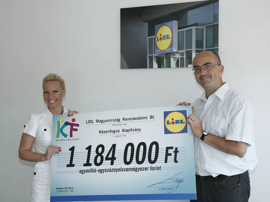 A Lidl egymillió forinttal segíti  a KézenFogva Alapítványt