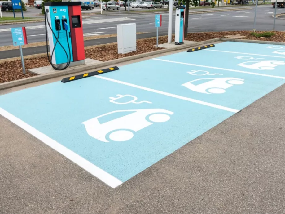 Bővíti közös elektromosautó-töltőhálózatát az ALDI