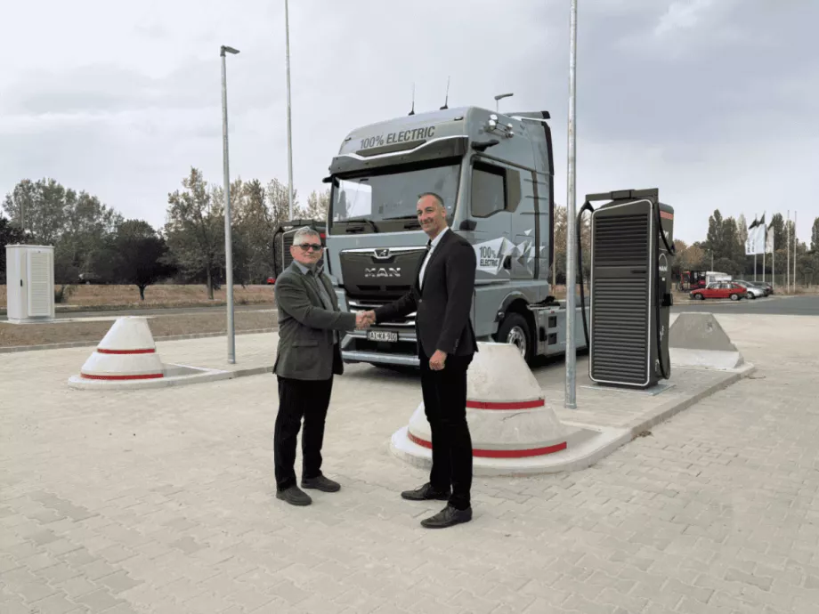 Átadták Magyarország első elektromos kamionoknak kialakított töltőállomását