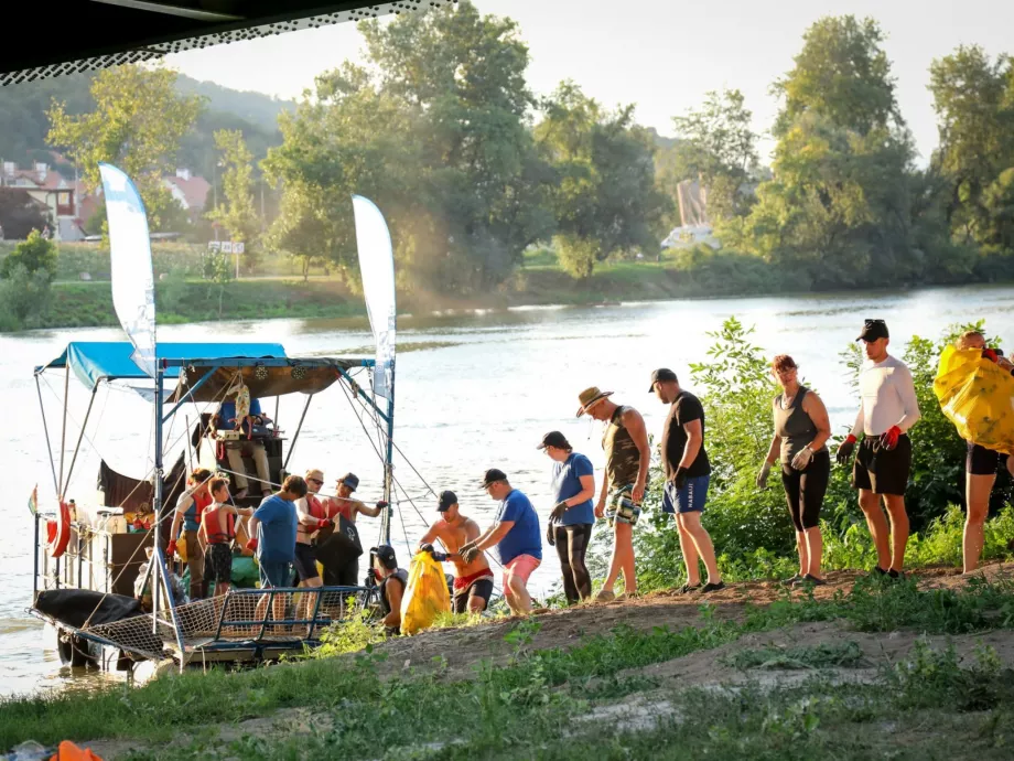 „Csak” 9 tonna szemetet szedtek ki a Tiszából