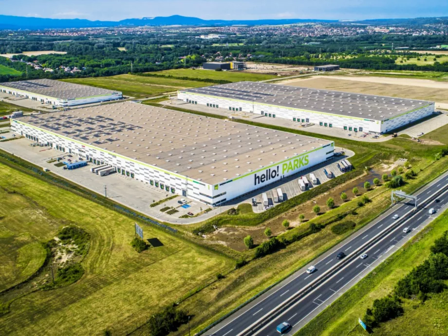 Két új csarnokot épít a HelloParks