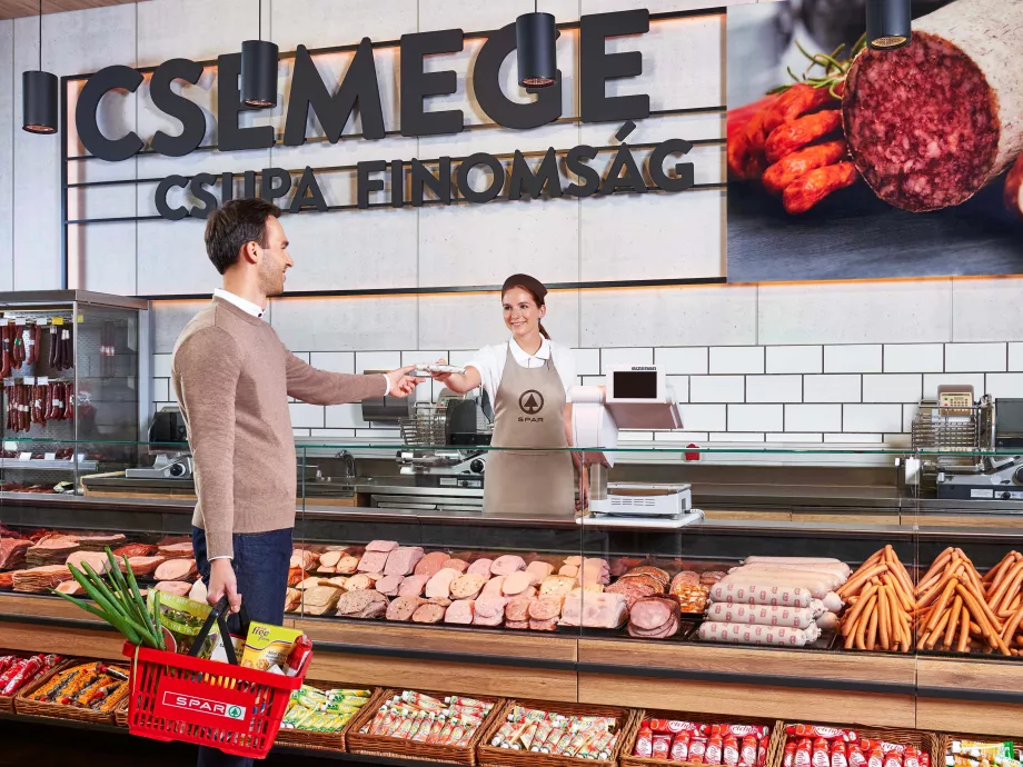 570 tonna füstölt húsáruval készül a húsvéti rohamra a SPAR