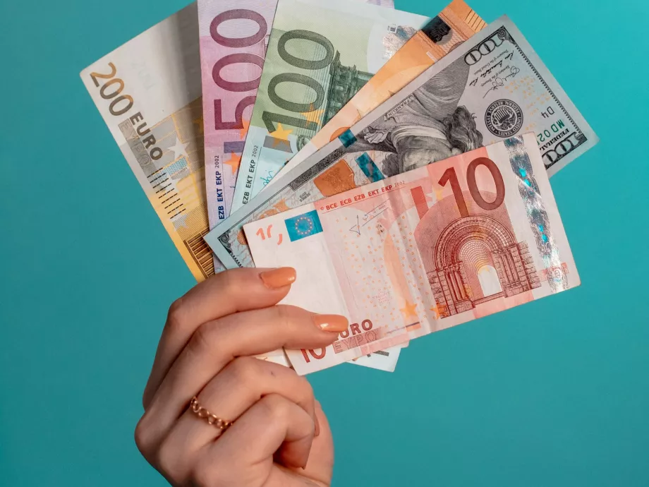 Már az MBH Bank is áthárítja a magyar vállalkozókra a Kormány tranzakciós illetékét