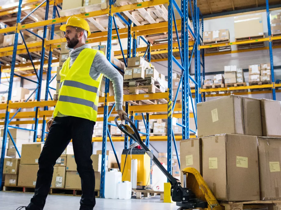 Több fizikai munkát végző szakember érhető el a munkaerőpiacon