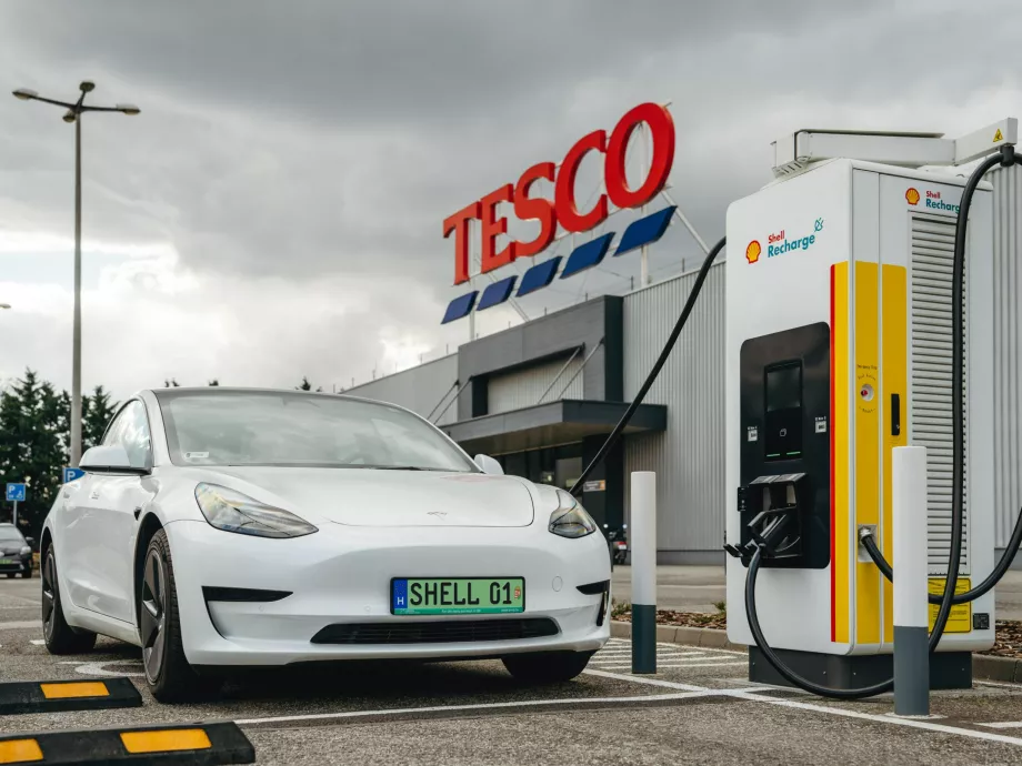 Már a Tesco parkolóiban is tölthetünk elektromos autókat