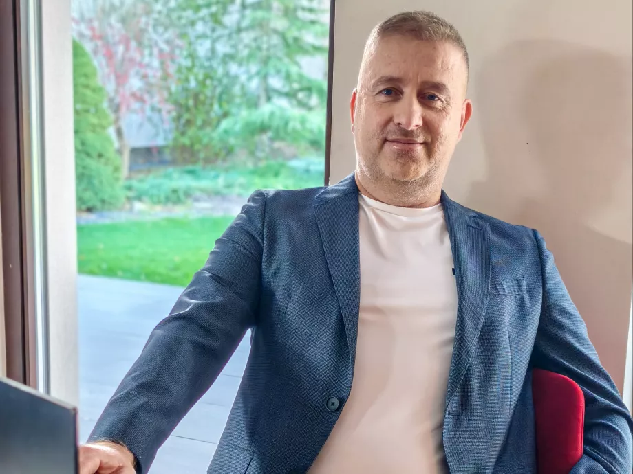 Családi vállalkozásból nemzetközi trendszetter – A Szintézis szintet lép