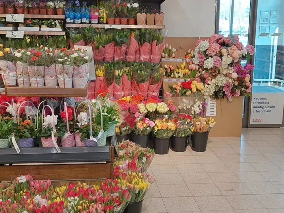 Virágokkal, desszertekkel, akciókkal készül a Tesco a nők köszöntésére