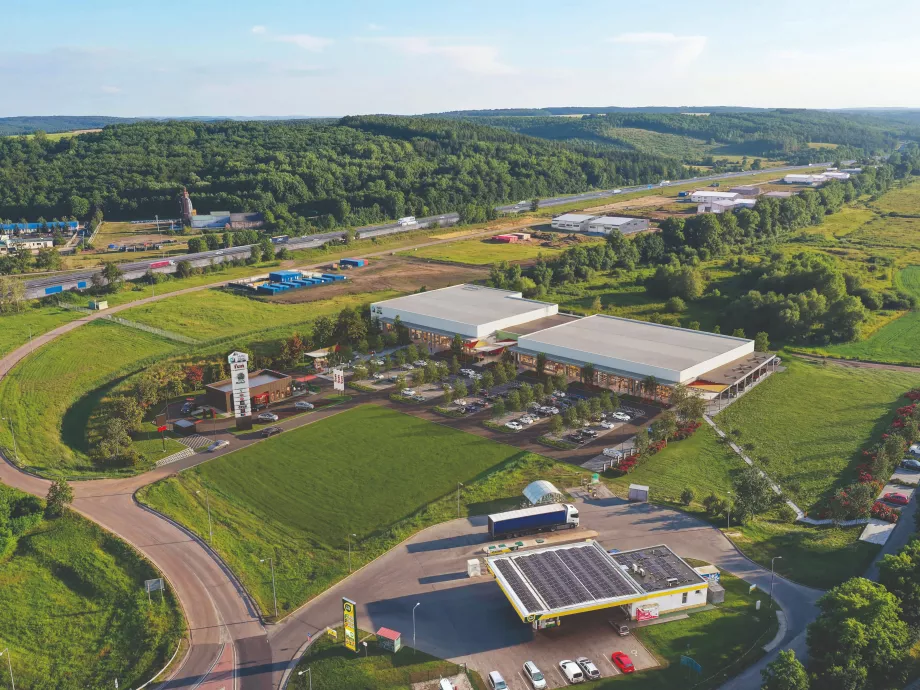 Új magyar strip mall épül az M3-as mellett